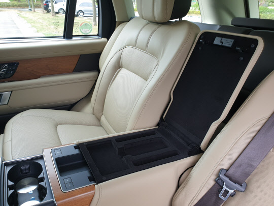 랜드로버 레인지로버 LWB 뒷좌석.<장우진 기자>